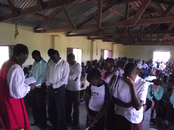 Bishop Mwita praying for confirmation candidates at Kerende Church