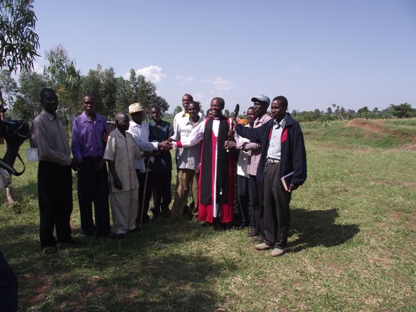 </span><span style=\"font-size: 12.16px;\">Bishop Mwita Akiri with clan leaders of Warenchoka and Wanchari after a Sunday worship service at Bunchari Parish</span><span style=\"font-size: 12.16px;\">
