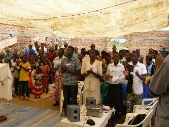 6-Christians worshipping at Gamasara church