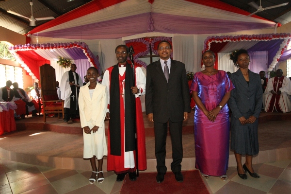 L to R Mbayo Akiri, Mwita, President Kikwete, Mrs Mukami Akiri, Mugure Akiri